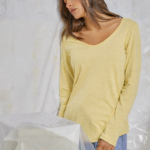 Μπλούζα με V μεσάτη με οβάλ τελείωμα Κίτρινη