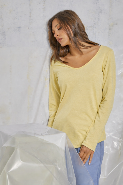 Μπλούζα με V μεσάτη με οβάλ τελείωμα Κίτρινη