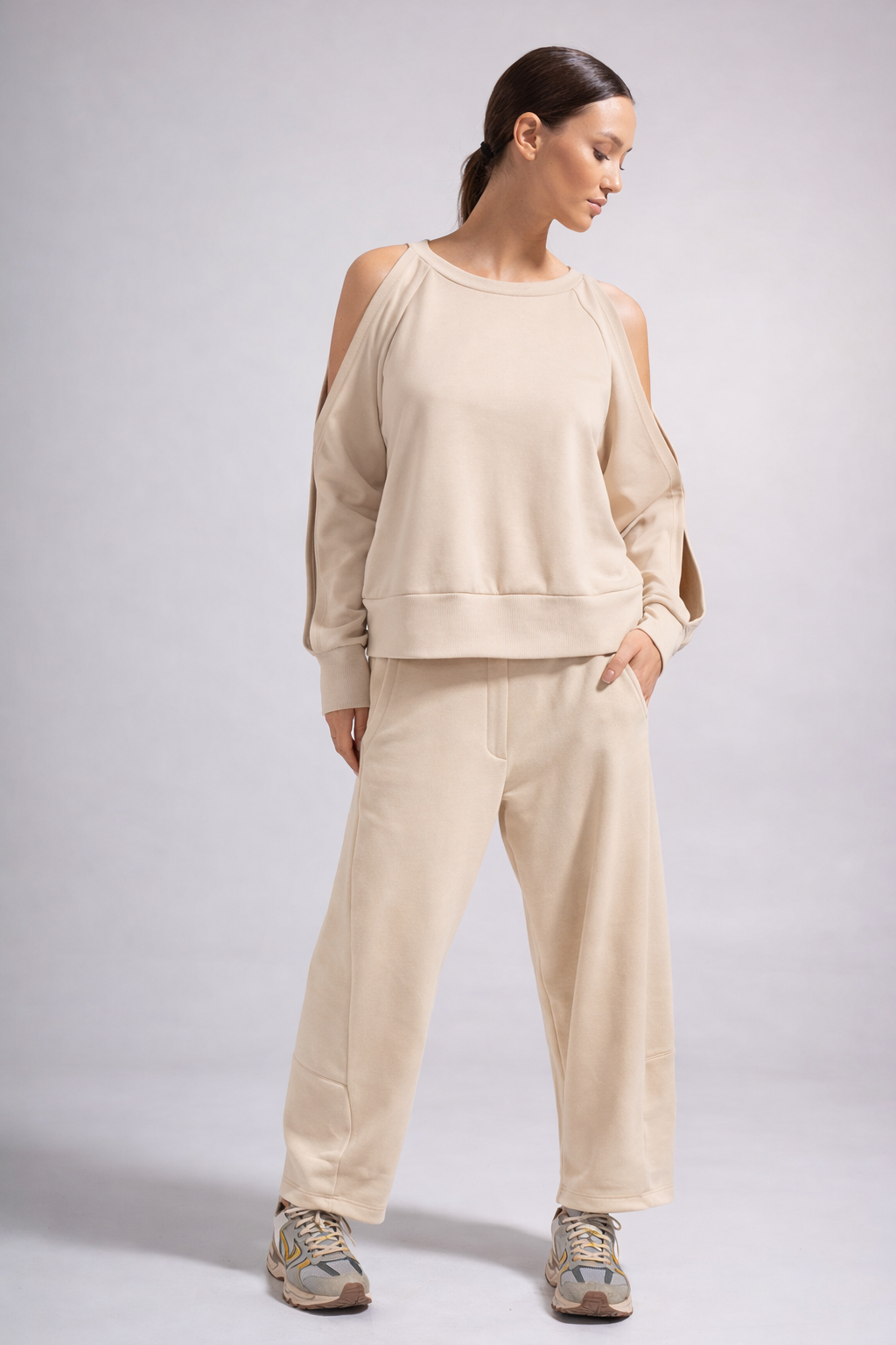 ChatGPT-Image-Jan-20-2026-11_37_58-AM Παντελόνι φούτερ με τσέπες barrel Μπεζ - Image 1