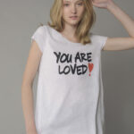 Μπλούζα με στρογγυλή λαιμόκοψη You are Loved Λευκή