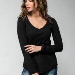 Μπλούζα με V μεσάτη με οβάλ τελείωμα Μαύρη