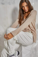 Μπλούζα με V oversized Μπεζ - Image 3