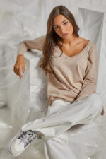 Μπλούζα με V oversized Μπεζ