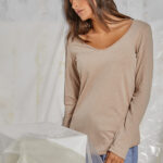 Μπλούζα με V μεσάτη με οβάλ τελείωμα Μπεζ