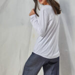 Μπλούζα με V μεσάτη με οβάλ τελείωμα Λευκή