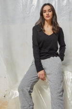 Μπλούζα με V μεσάτη με οβάλ τελείωμα Μαύρη - Image 3