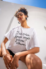 Λευκό T-Shirt “Στα πόσα χρόνια single γίνεσαι album;” - Image 4