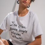 Λευκό T-Shirt “Στα πόσα χρόνια single γίνεσαι album;”