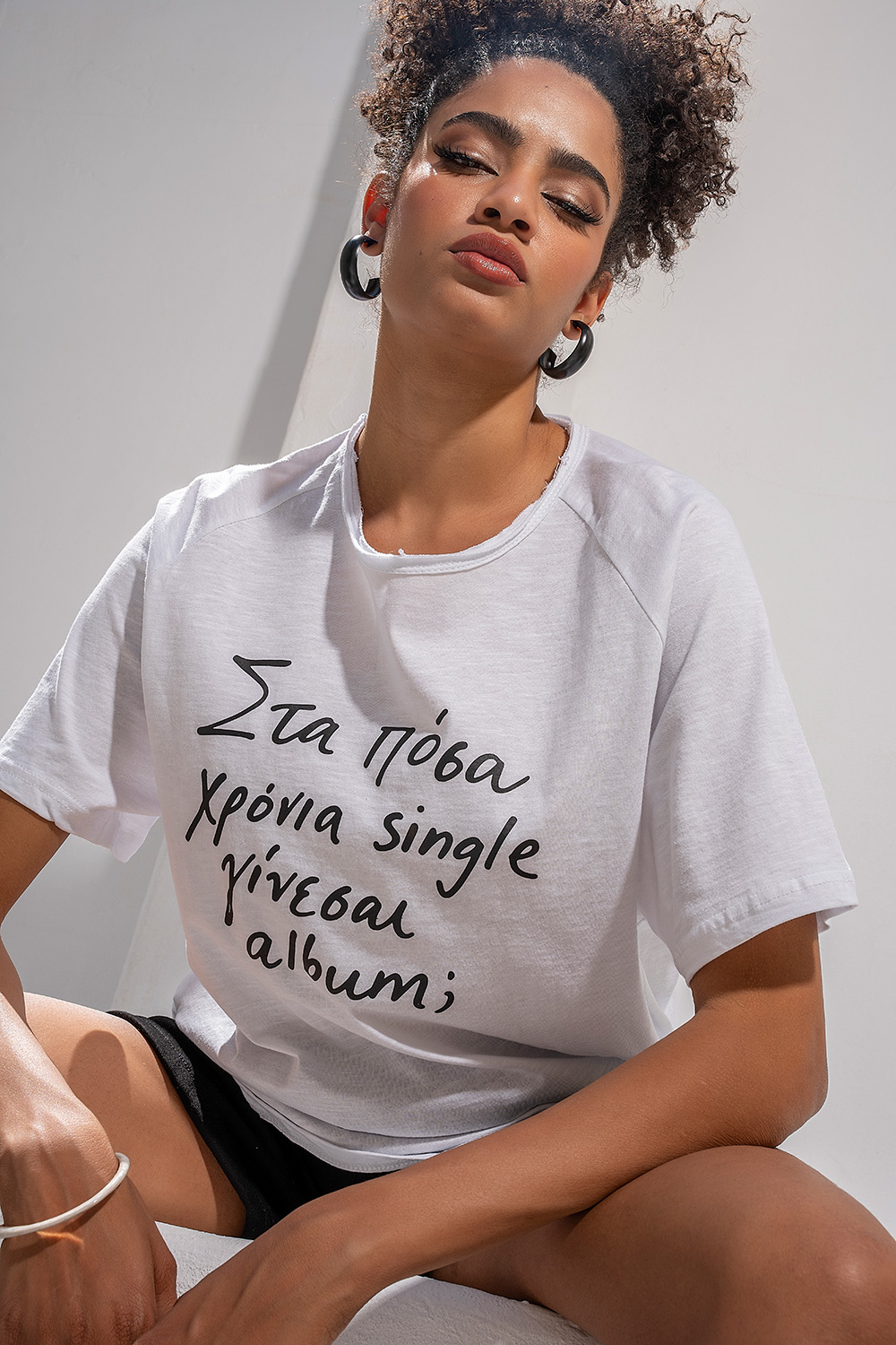 DSC01838 Λευκό T-Shirt “Στα πόσα χρόνια single γίνεσαι album;” - Image 1