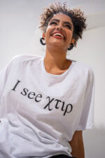 Λευκό T-Shirt “I see χτιρ” - Image 3