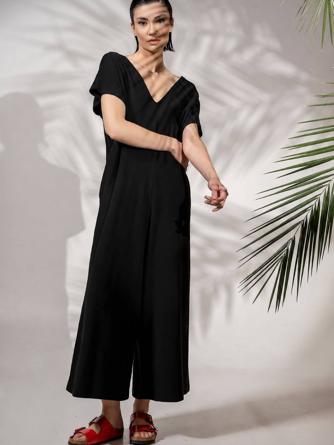 8 Μαύρη Ολόσωμη Φόρμα Oversized με V Λαιμόκοψη - Image 1